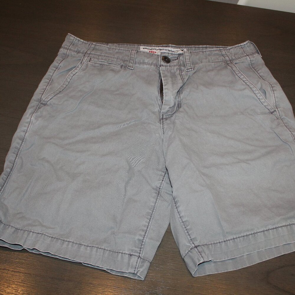 American Eagle men's khaki shorts. Size 31